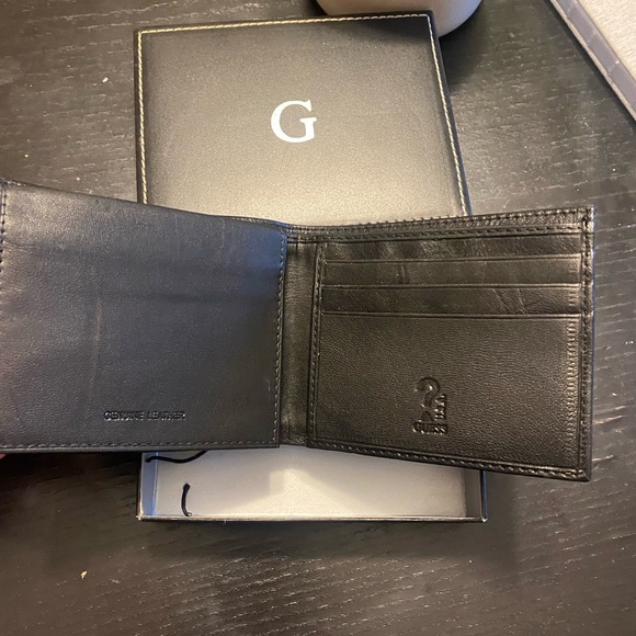 Men’s slimfold Guess wallet - Picture 2 of 3
